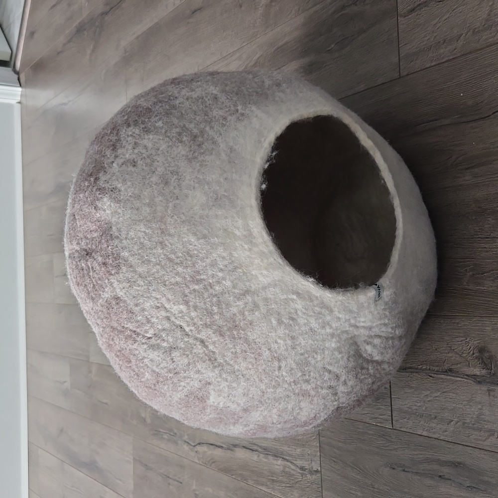 Cat cocoon / pet cave beige ombre
